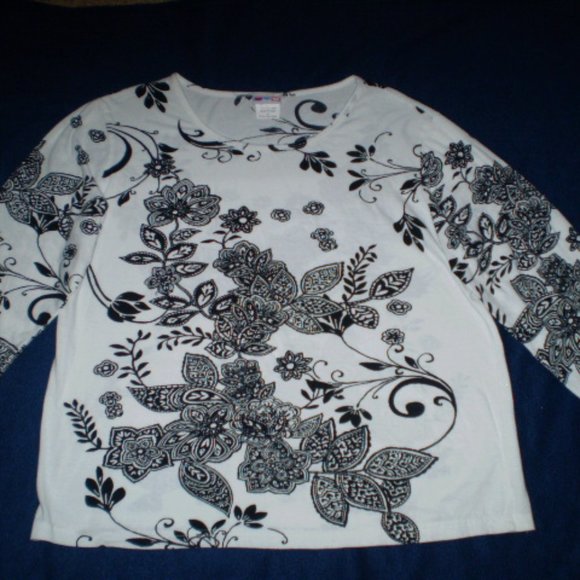 SIZE: MEDIUM~WHITE/BLACK FLORAL PRINT..3/4 SLEEVE~KNIT TOP~MINT CONDITION - Picture 6 of 7
